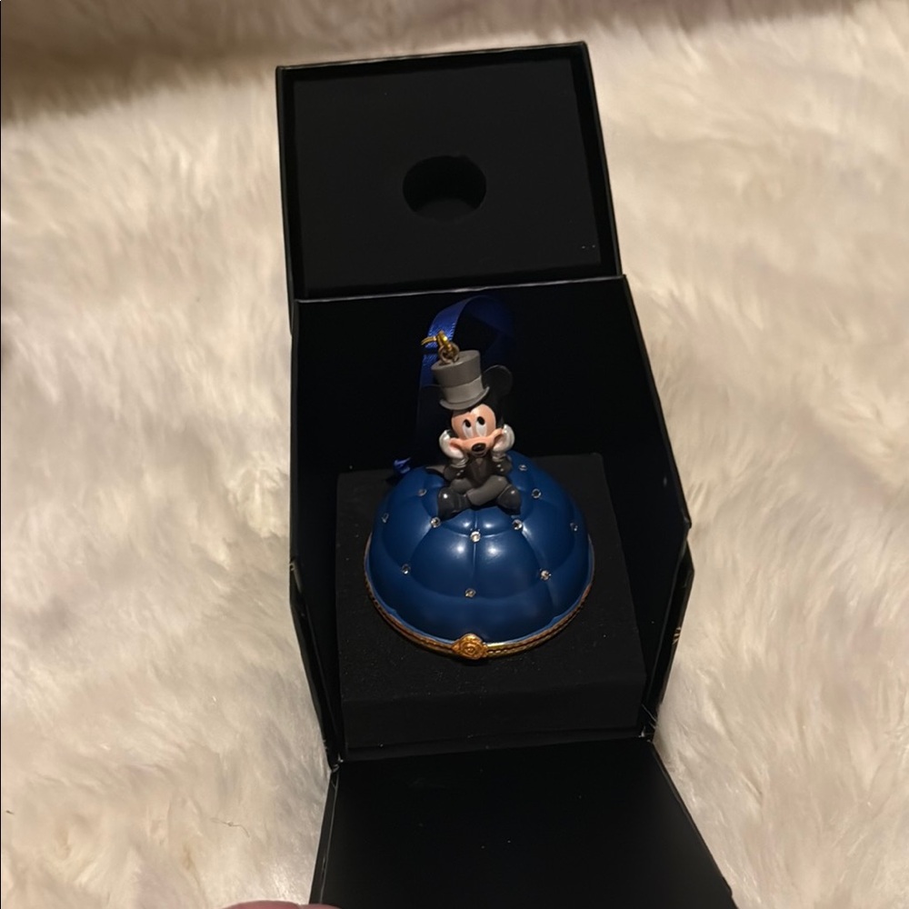 Will you marry me? Disney ornament helping you pop the question. It opens up